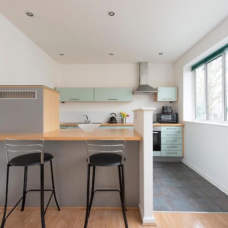 Modern Luxury Apartment By Bow Road Station London Eksteriør billede